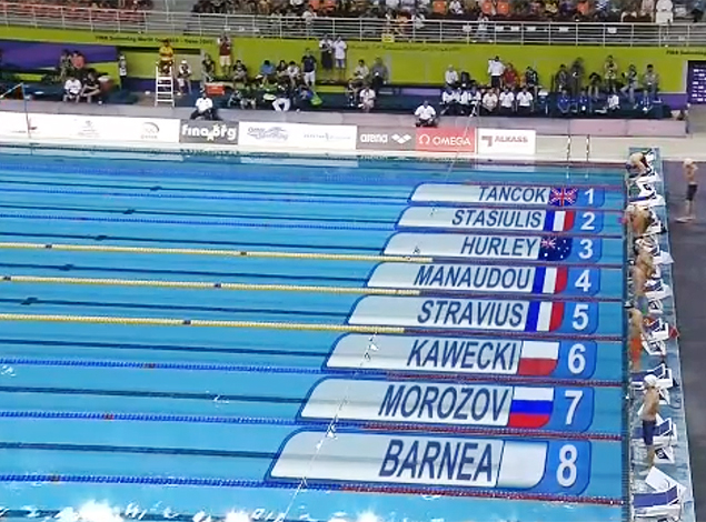 Nome do israelense Guy Marcos Barnea aparece ao lado de uma bandeira branca antes da final dos 50m costas