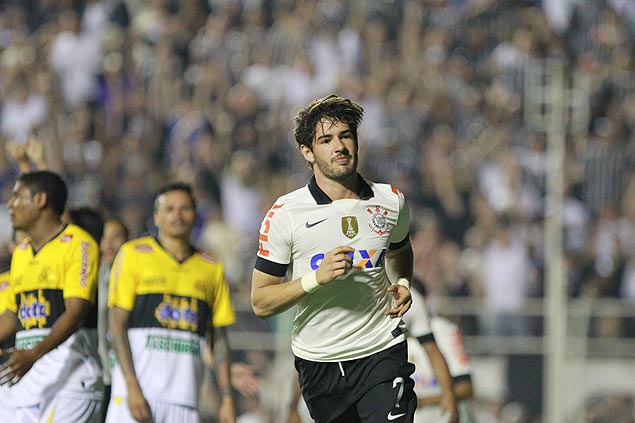 O atacante Alexandre Pato comemora gol pelo Corinthians no Pacaembu