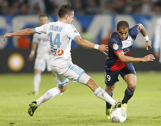 O meia-atacante Lucas (dir.), do PSG, durante partida contra o Olympique de Marselha no Campeonato Francs