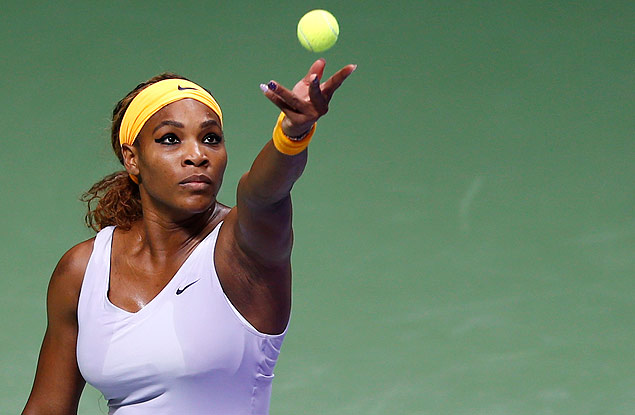 Serena Williams prepara saque no jogo contra Petra Kvitova no Sinan Erdem Dome 