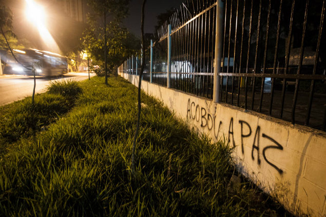 Torcedores do Corinthians pixam muro do Parque So Jorge aps eliminao do time para o Grmio