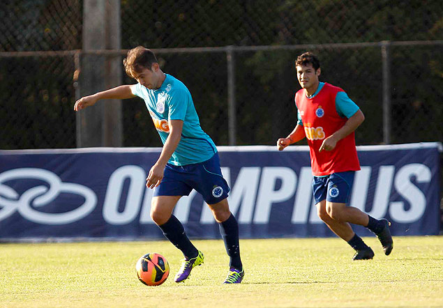 O meia Everton Ribeiro chuta a bola em treino do Cruzeiro