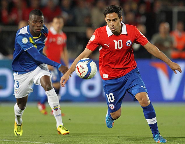 Valdivia ( direita) durante jogo do Chile contra o Equador, pelas eliminatrias