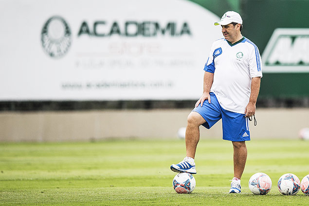 O técnico Gilson Kleina durante treino do Palmeiras, no CT da Barra Funda