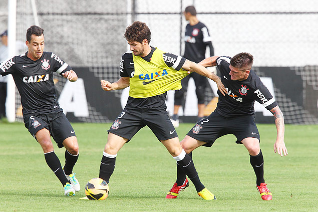 Alexandre Pato disputa jogada com companheiros durante treino do Corinthians