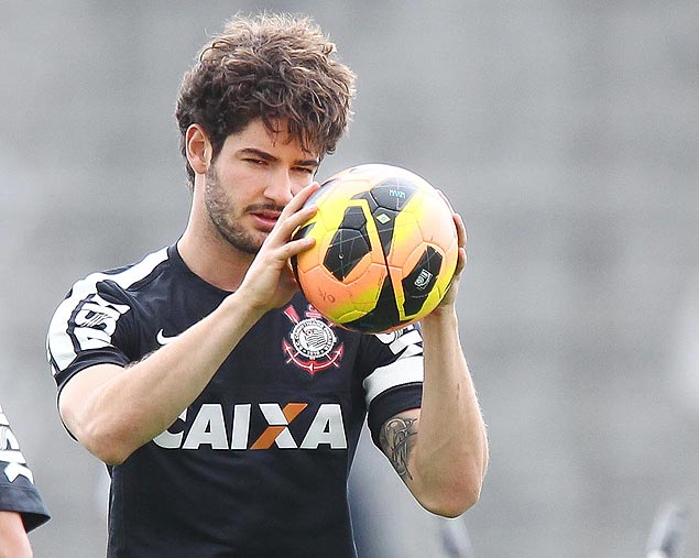 O atacante Alexandre Pato durante treinamento do Corinthians 