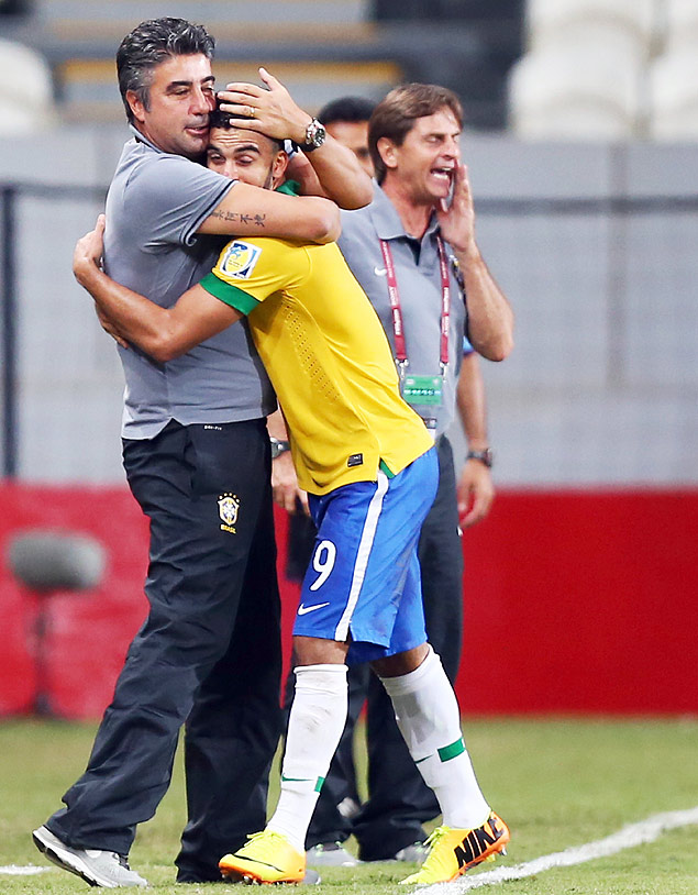 O atacante Mosquito abraa o treinador Gallo na comemorao do primeiro gol brasileiro
