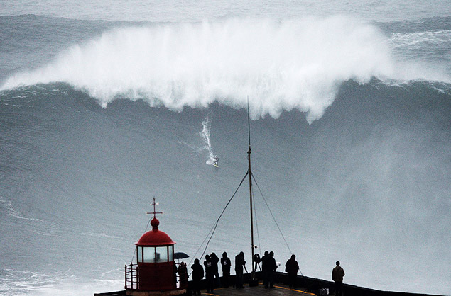 O brasileiro Carlos Burle em uma onda gigante na Praia do Norte, em Portugal