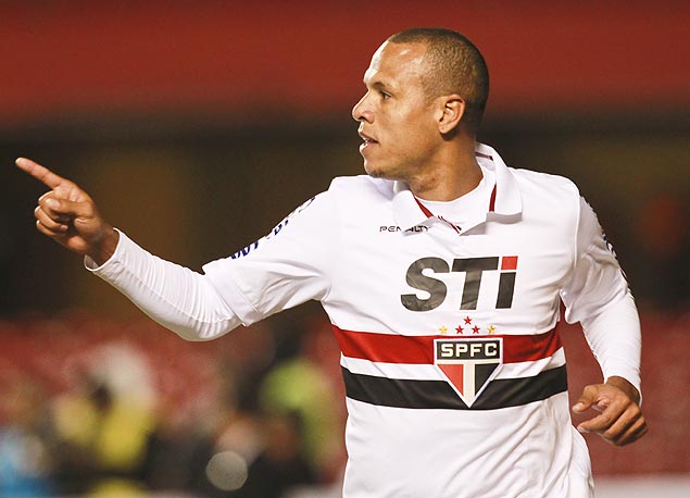 Luis Fabiano comemora gol do So Paulo 