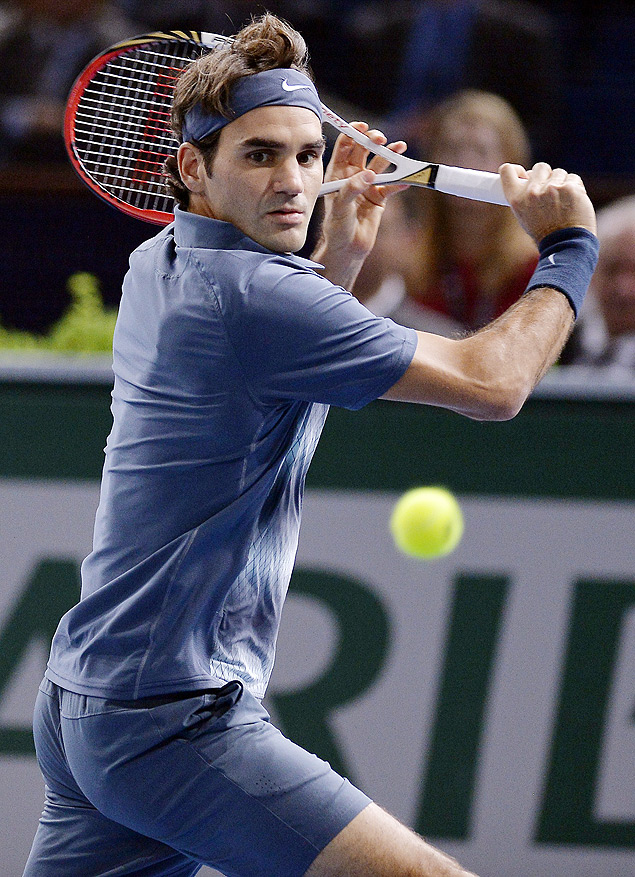 O suo Roger Federer em ao contra o sul-africano Kevin Anderson no Masters 1000 de Paris