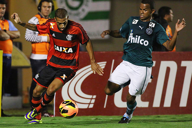 Paulinho, do Flamengo, contra Vtor, do Gois, em jogo pela Copa do Brasil 2013