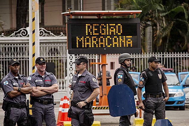Policiais fazem a segurana no entorno do Maracan antes de um jogo