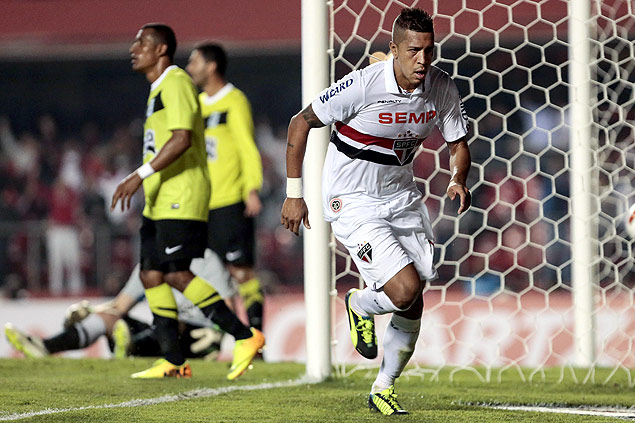 O zagueiro Antnio Carlos comemora gol do So Paulo sobre o Atltico Nacional, no Morumbi