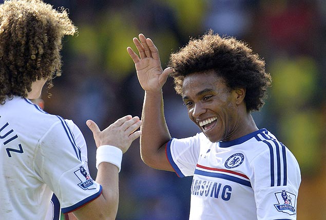 Willian comemora gol marcado pelo Chelsea com o compatriota David Luiz