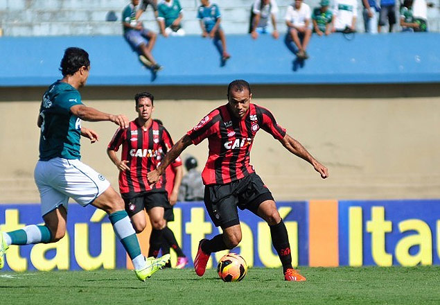 Lance do jogo entre Goiás e Atlético Paranaense, em Goiânia