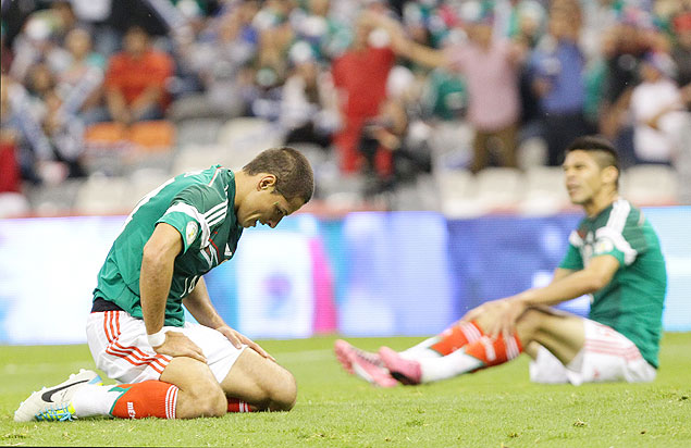 O atacante Chicharito ( esquerda) lamenta jogada durante partida do Mxico