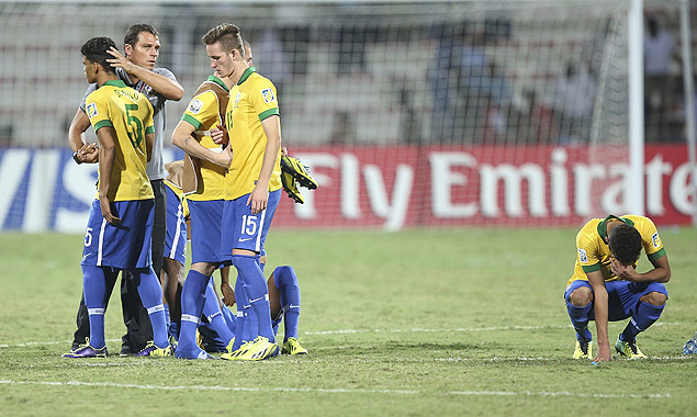 Jogadores brasileiros lamentam eliminao diante do Mxico no estdio Al Ahli