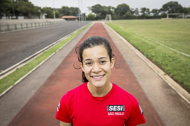 A para-atleta Vernica Hiplito sorri antes de mais um dia de treinamento em Santo Andr