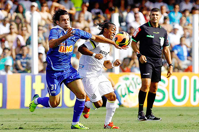 O volante Arouca, do Santos, disputa bola com Ricardo Goulart, do Cruzeiro