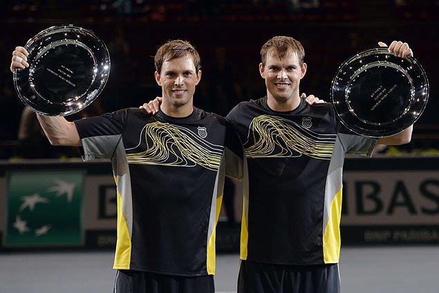 USA's Bob and Mike Bryan pose with their trophies after winning the double final match at the ninth and final ATP World Tour Masters 1000 indoor tennis tournament on November 3, 2013 at the Bercy Palais-Omnisport (POPB) in Paris. AFP PHOTO / MIGUEL MEDINA ORG XMIT: GBA002