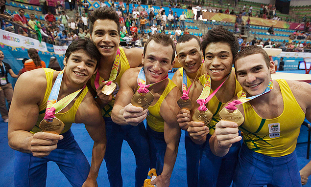 Francisco Barreto, Petrix Barbosa, Diego Hypolito, Pericles da Silva, Srgio Sasaki e Arthur Zanetti exibem ouro por equipes no Pan de 2011