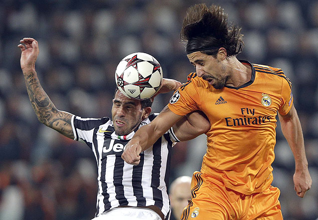 O atacante argentino Carlos Tevez (esq.), da Juventus, disputa bola com Khedira, do Real Madrid