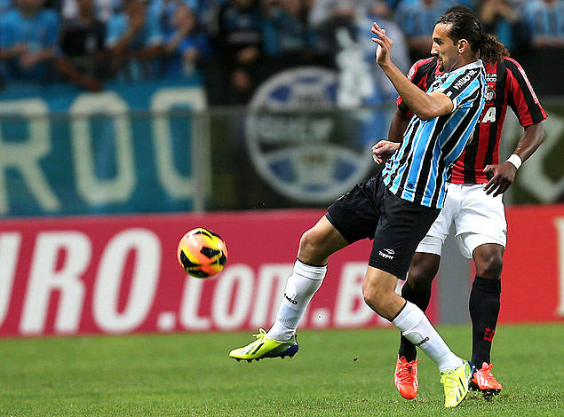 O atacante gremista Barcos tenta cortar o chute na partida em Porto Alegre 