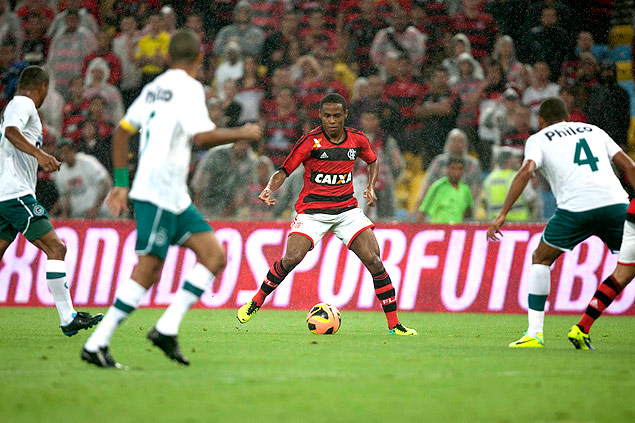 Elias domina a bola jogadores do Gois em partida do Flamengo em 2013