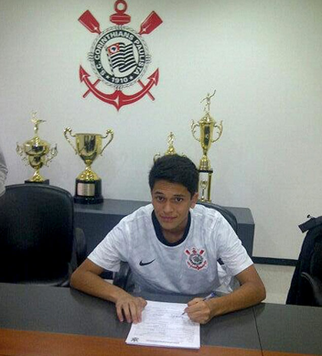 O meia Gabriel Fernando Almeida, 17, assina contrato com o Corinthians