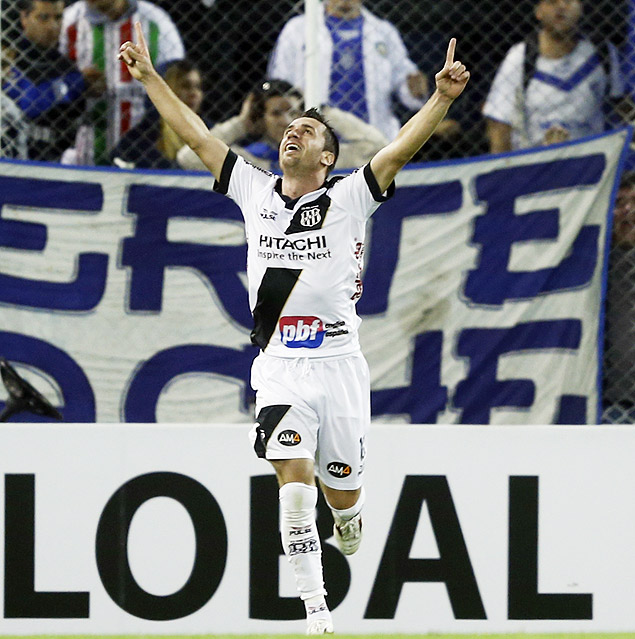 O meia Elias comemora gol da Ponte Preta contra o Vlez na Argentina, pela Copa Sul-Americana