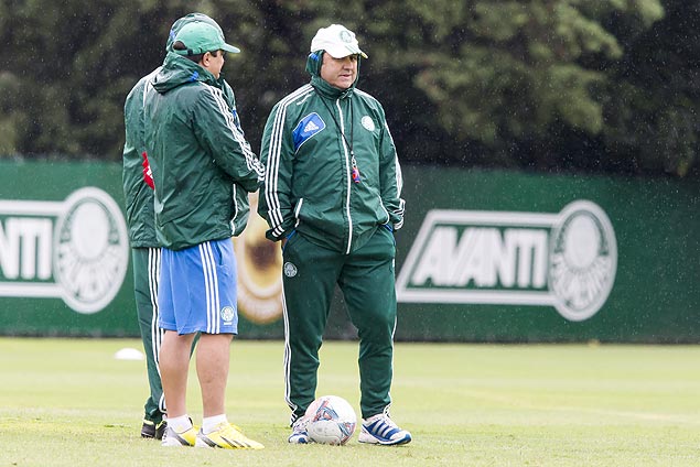 O tcnico Gilson Kleina ( direita) durante treino do Palmeiras no centro de treinamento da Barra Funda