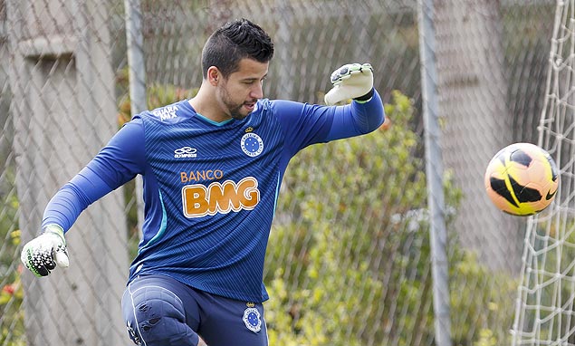 O goleiro Fbio treina pelo Cruzeiro