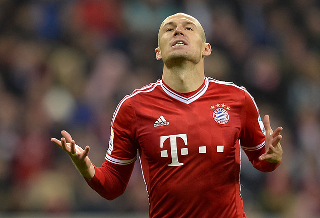 O meia Arjen Robben lamenta chance perdia em jogo do Bayern Munich