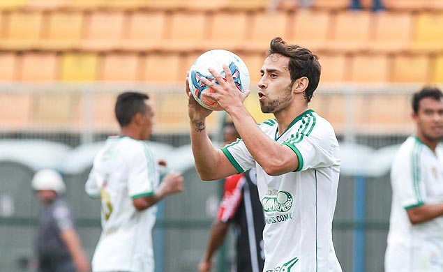 O meia chileno Valdivia comemora o gol de Leandro, o primeiro do Palmeiras sobre o Joinville