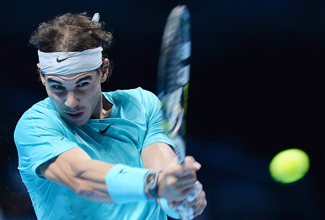 O tenista espanhol Rafael Nadal devolve uma bola em jogo contra o suo Roger Federer