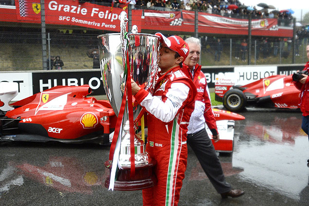 Felipe Massa recebeu troféu em homenagem a suas 11 vitórias pela Ferrari