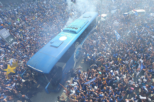 nibus do Cruzeiro chega para a partida entre contra o Grmio, no Mineiro, cercado por torcedores