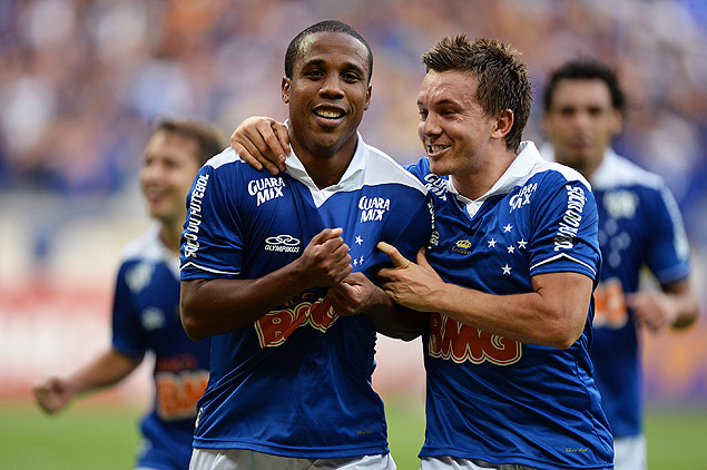 Borges e Daogberto (dir.) comemoram o primeiro gol do Cruzeiro sobre o Grmio, no Mineiro