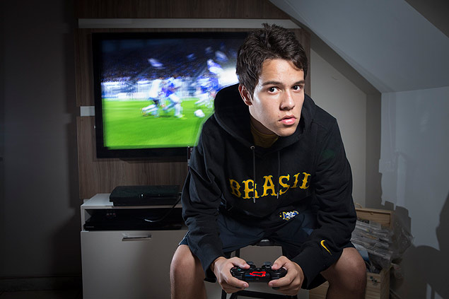 Guilherme Gonzaga, 17, torcedor do Cruzeiro, treina em sua casa, em Belo Horizonte