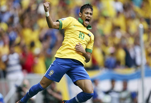 Neymar festeja aps marcar em Braslia o gol que concorre ao prmio da Fifa