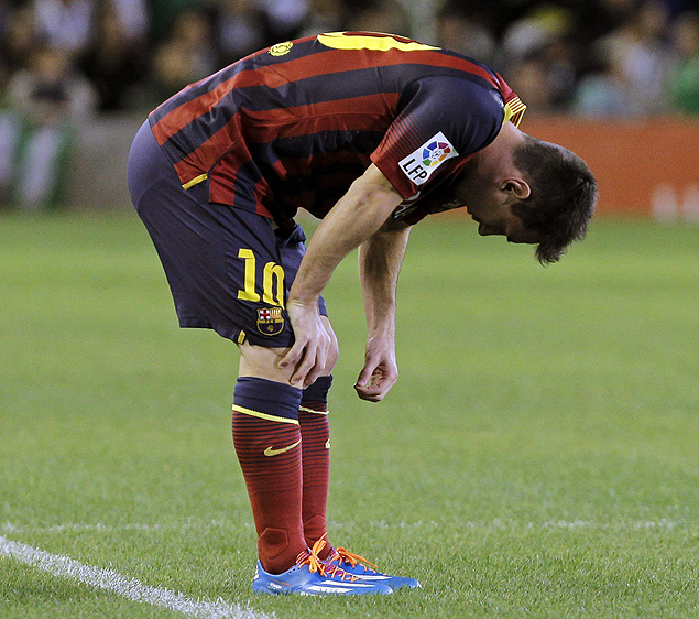 O atacante Lionel Messi, do Barcelona, sente leso durante partida contra o Betis, pelo Campeonato Espanhol