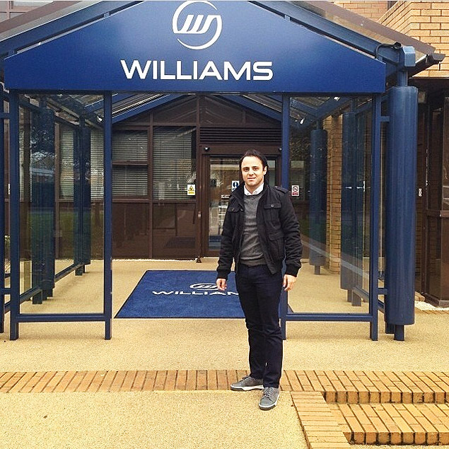Felipe Massa na frente da sede Williams; brasileiro publicou a foto em sua conta no Instagram