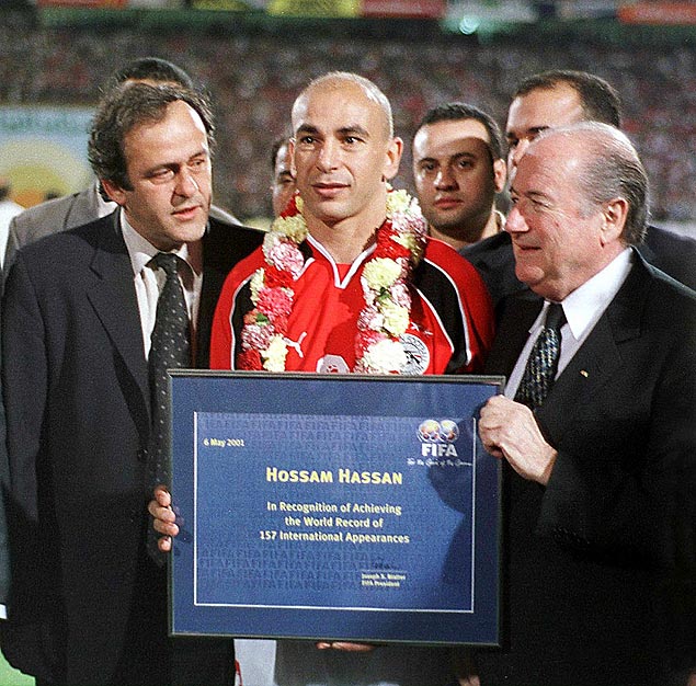 Ao lado de Michel Platini ( esq.) e Joseph Blatter ( dir.), Hossam Hassan  premiado como ento recordista de de jogos por selees nacionais