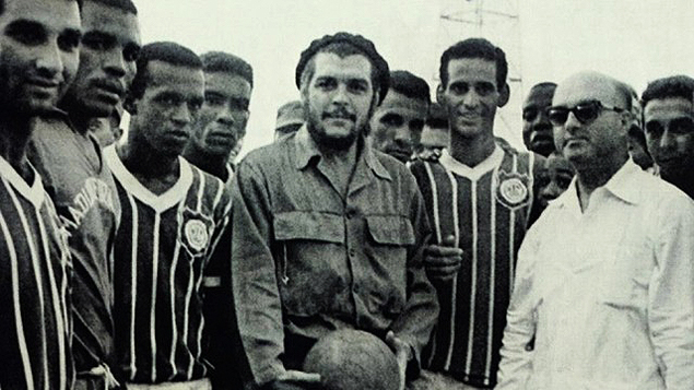 Che Guevara posa para fotos com o time do Madureira em 1963