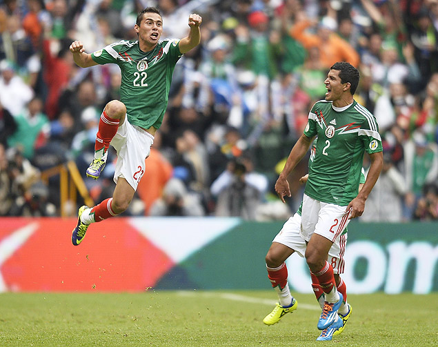 Paul Aguilar salta para festejar gol do Mxico
