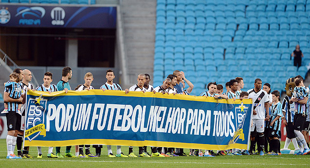 Jogadores do Grmio e do Vasco seguram faixa em protesto contra a CBF, na Arena do Grmio, em Porto Alegre
