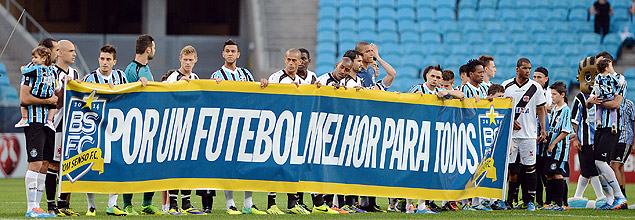 Atletas de Grmio e Vasco exibem faixa do Bom Senso antes do jogo em Porto Alegre