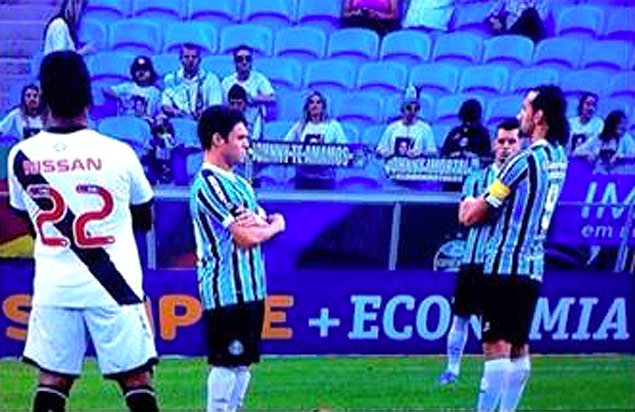 Em protesto, jogadores de Vasco e Grmio permanecem imveis, de braos cruzados, apesar do incio do jogo