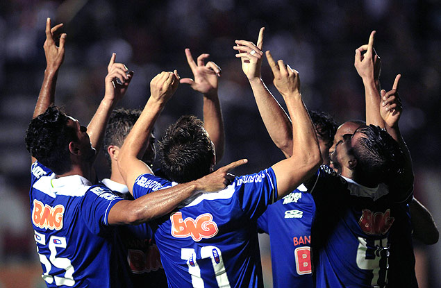 Atletas do Cruzeiro comemoram gol diante do Vitória no estádio Barradão, em Salvador