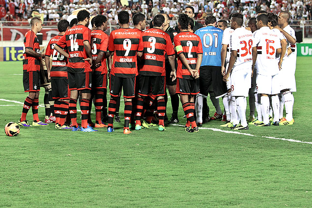 Protesto de jogadores do Bom Senso antes da partida entre São Paulo e Flamengo, em Itu